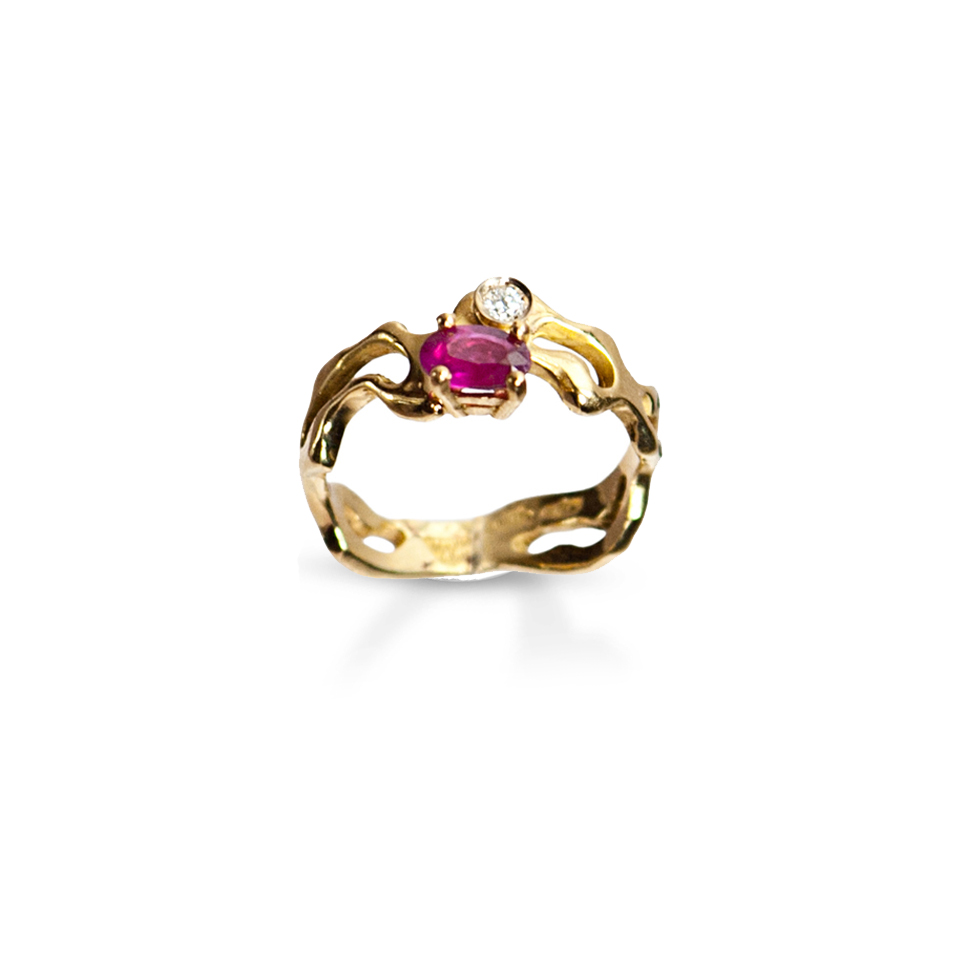Gold ring with rubin diamonds